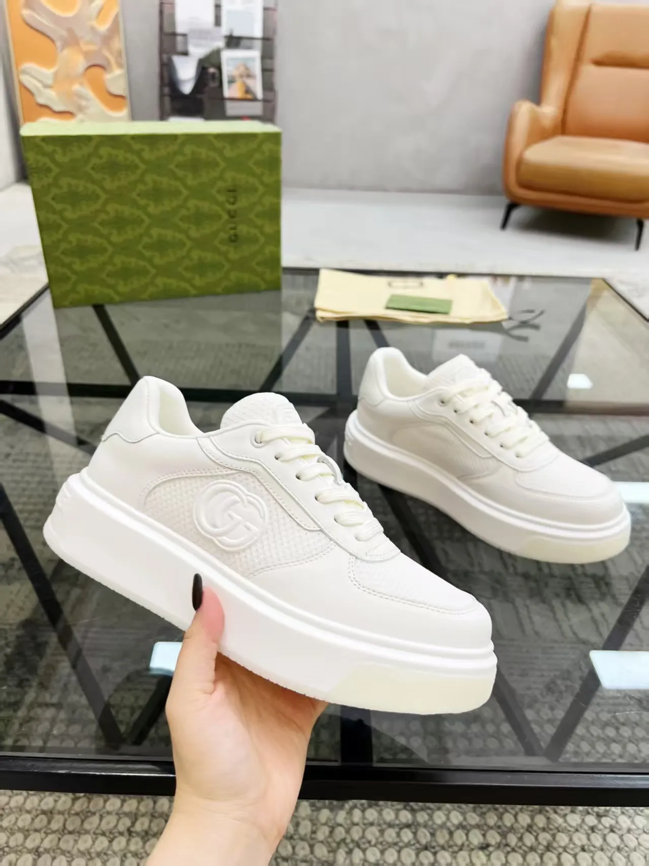 P440 new men's shoes GUCCI [Lightning] latest shoes are shipped. Original quality, fashionable, made of special materials, sheepskin lining, brand new packaging. The foot feels super comfortable and the workmanship is impeccable. Size: 38-45
